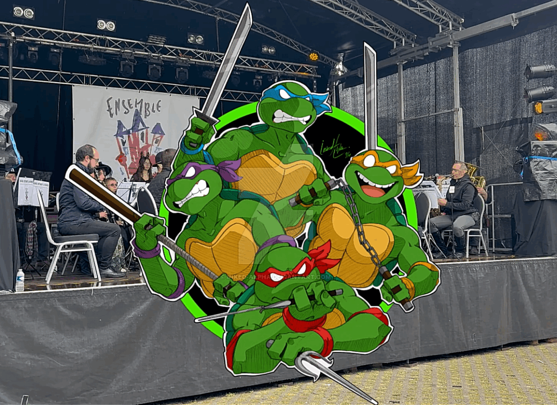 Musiciens de l’Ensemble Instrumental Waremmien en concert à Trolls & Légendes, avec une illustration des Tortues Ninja en superposition sur la scène.