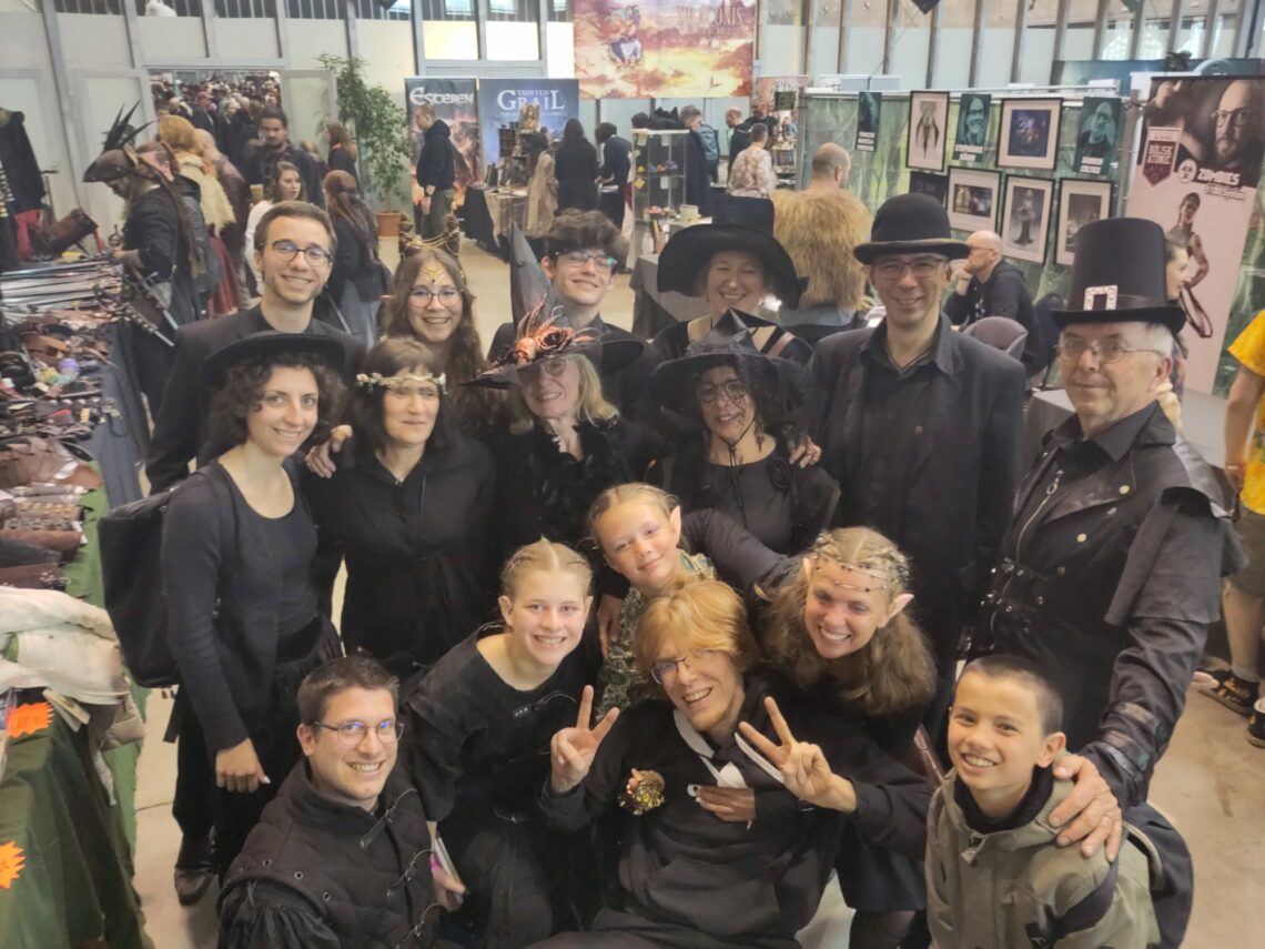 Musiciens de l’Ensemble Instrumental Waremmien costumés en sorciers, elfes et personnages fantastiques au festival Trolls & Légendes 2025 à Mons.
