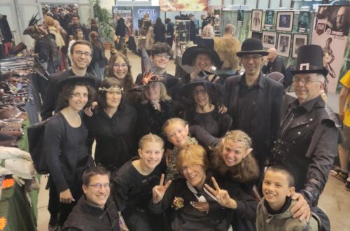 Musiciens de l’Ensemble Instrumental Waremmien costumés en sorciers, elfes et personnages fantastiques au festival Trolls & Légendes 2025 à Mons.