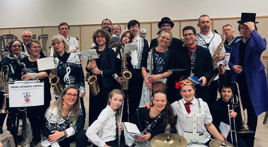 Photo de groupe de l’Ensemble Instrumental Waremmien en nouvelles tenues lors du Concert Bestial à Tilleur