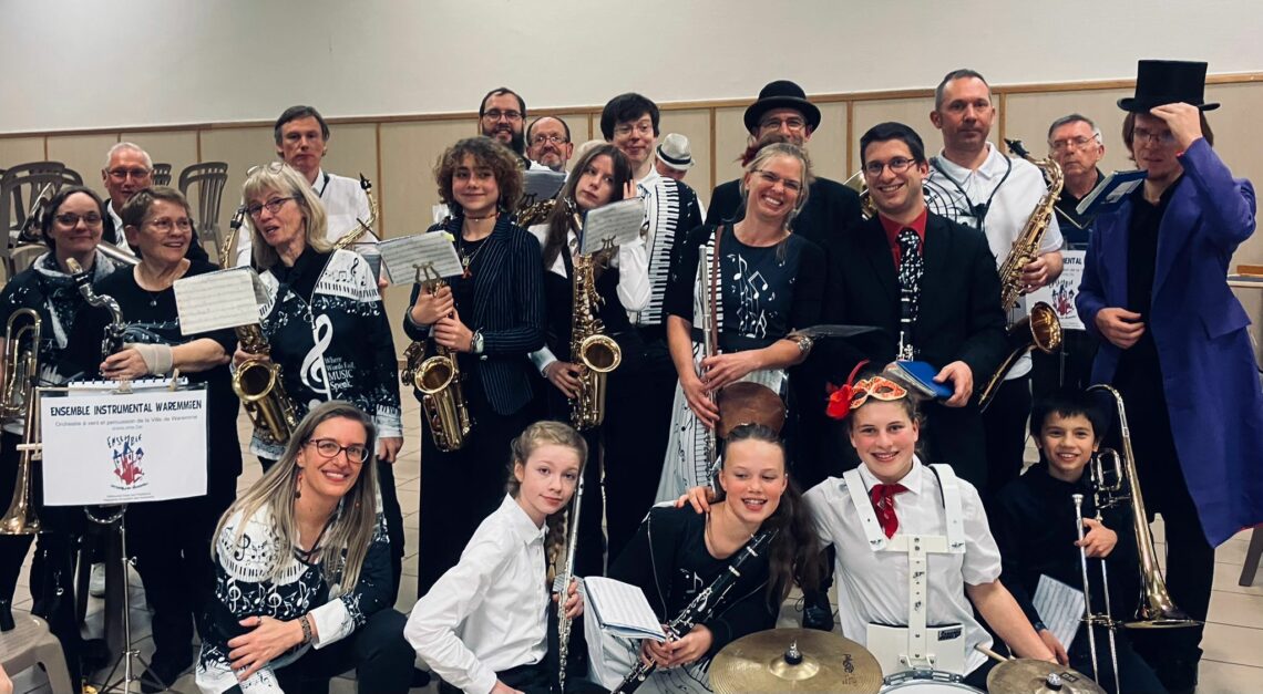 Photo de groupe de l’Ensemble Instrumental Waremmien en nouvelles tenues lors du Concert Bestial à Tilleur