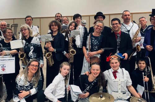 Photo de groupe de l’Ensemble Instrumental Waremmien en nouvelles tenues lors du Concert Bestial à Tilleur