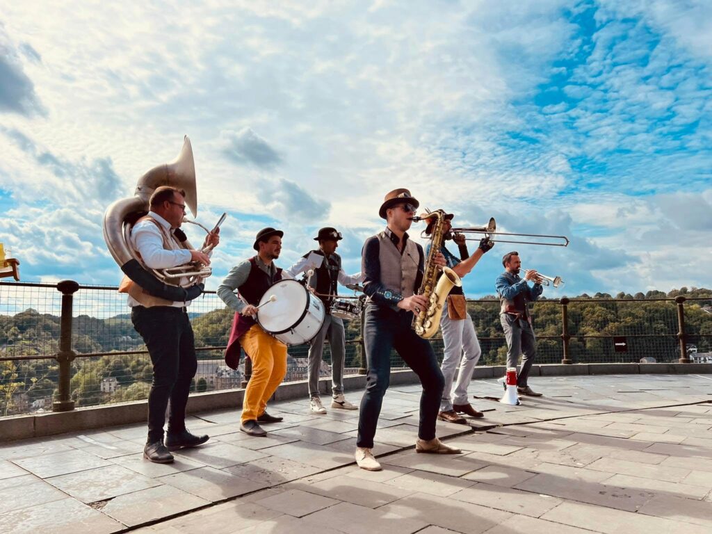 Steam Machines brass band en concert à la Fête de la musique à Waremme