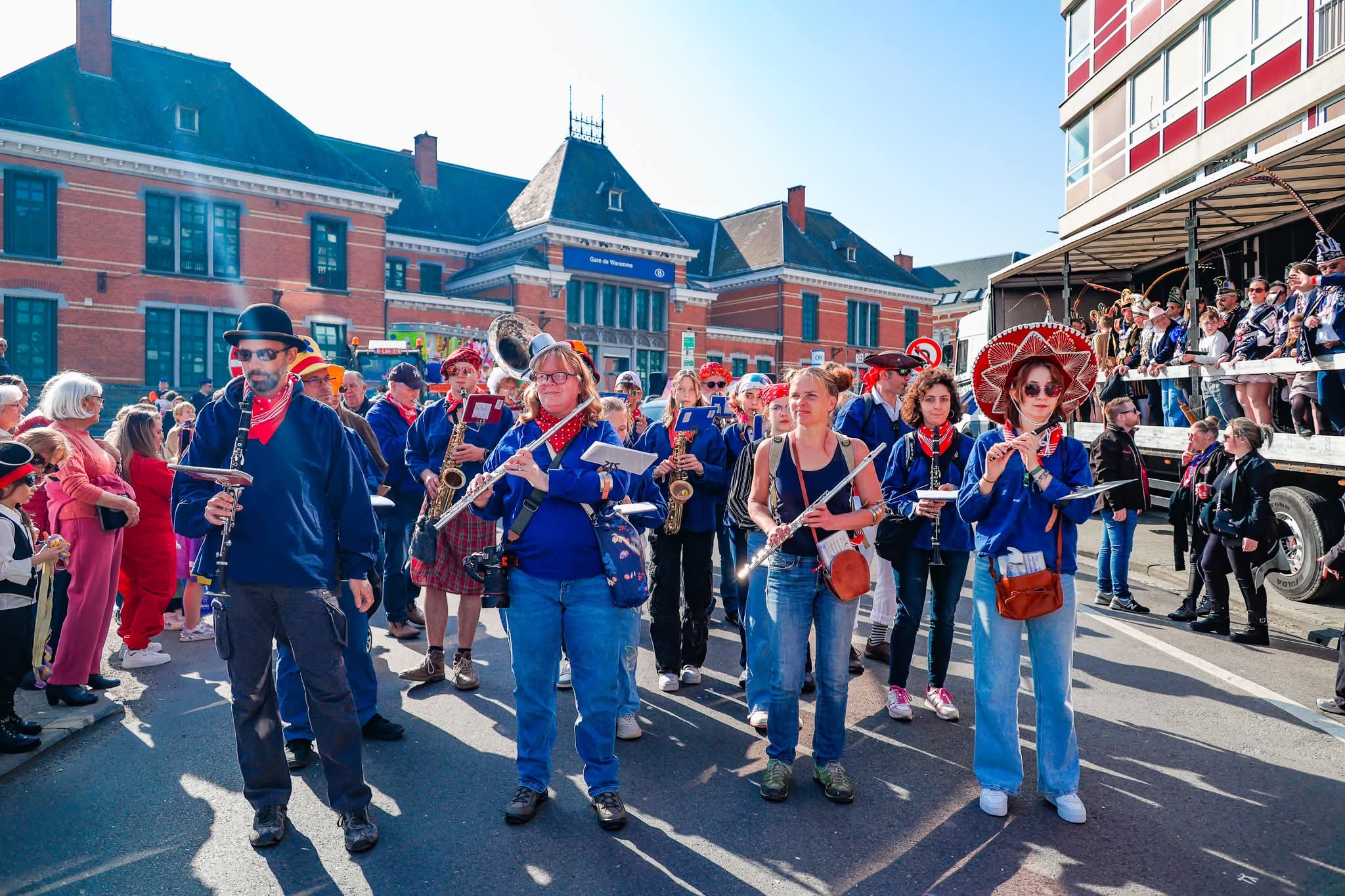 Les musiciens de l'orchestre pêts à jouer devant la gare de Waremme