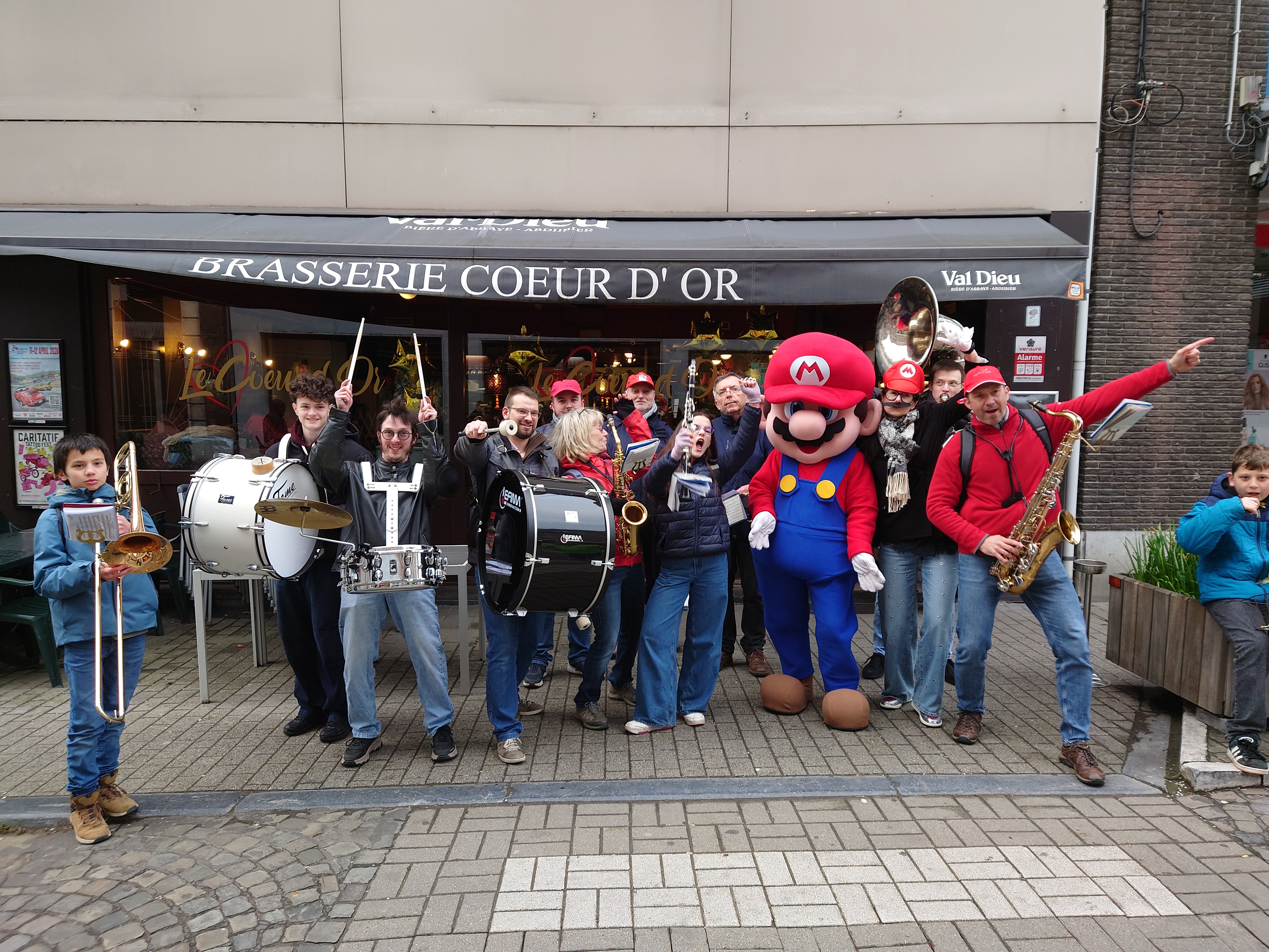 Les musiciens entourent Mario Bros